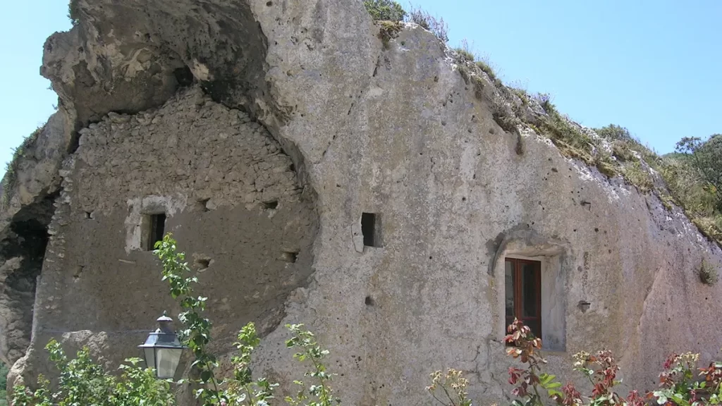 Casa nella Roccia, Sedini