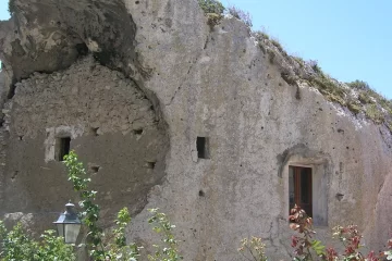 Casa nella Roccia, Sedini