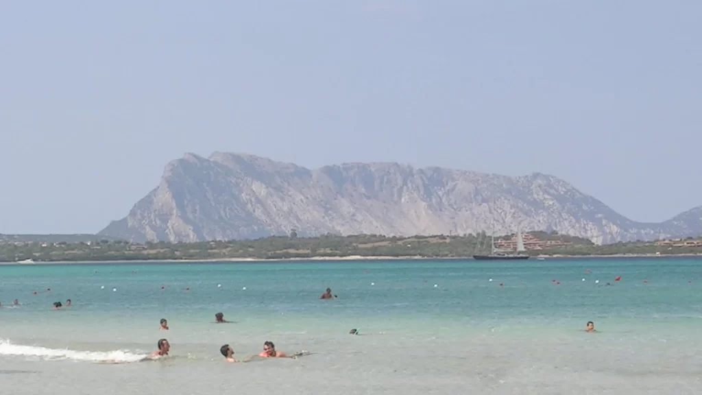 L'île de Tavolara vue depuis la plage de San Teodoro