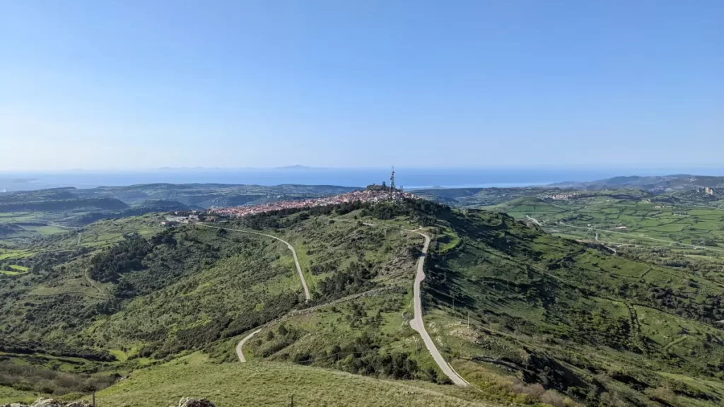 Panorama di Osilo, sullo sfondo l'Asinara