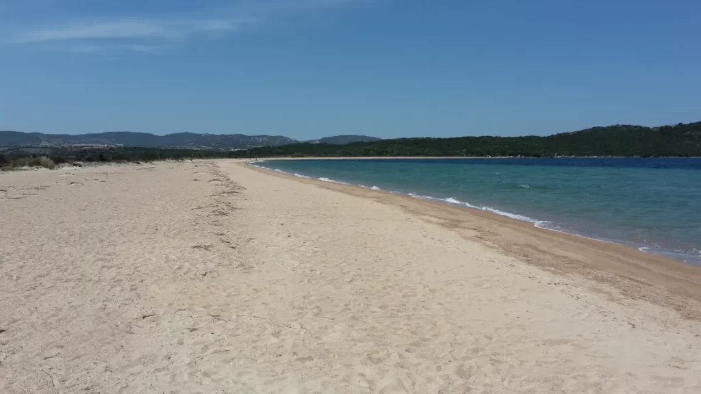 La lunga spiaggia sabbiosa di Porto Liscia