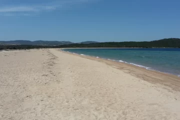 La lunga spiaggia sabbiosa di Porto Liscia