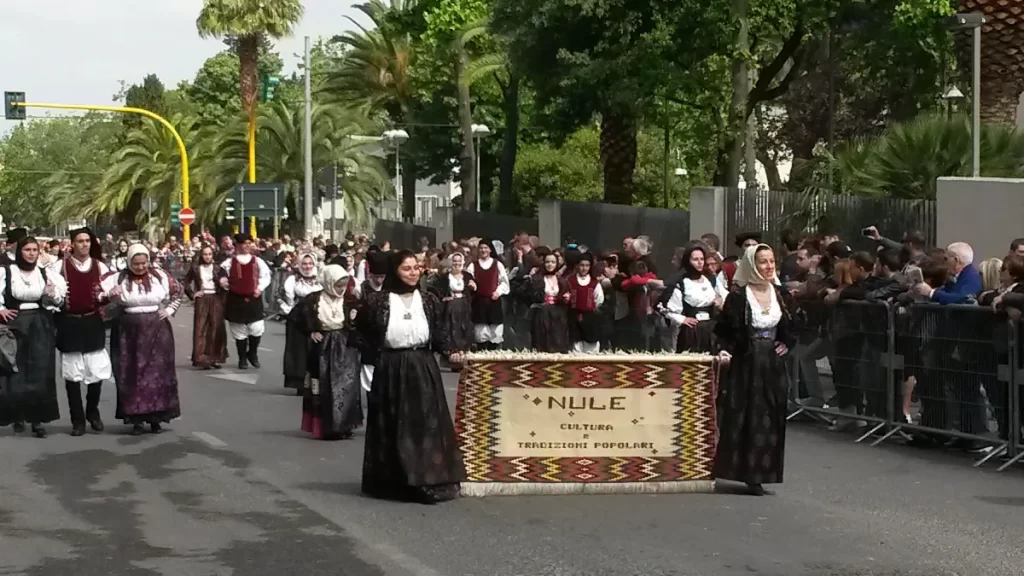 Durante la sfilata della Cavalcata Sarda di Sassari