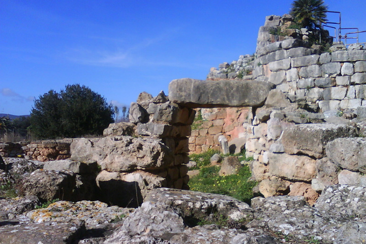 Porte dans les ruines antiques