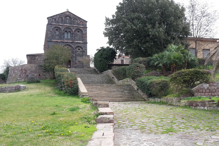 Ottana, vista del parco e della chiesa