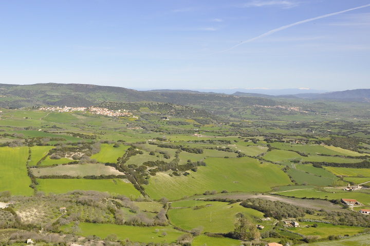 Panorama, avec les montagnes de Corse