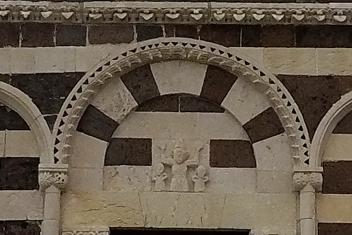 Bas-relief dans la façade