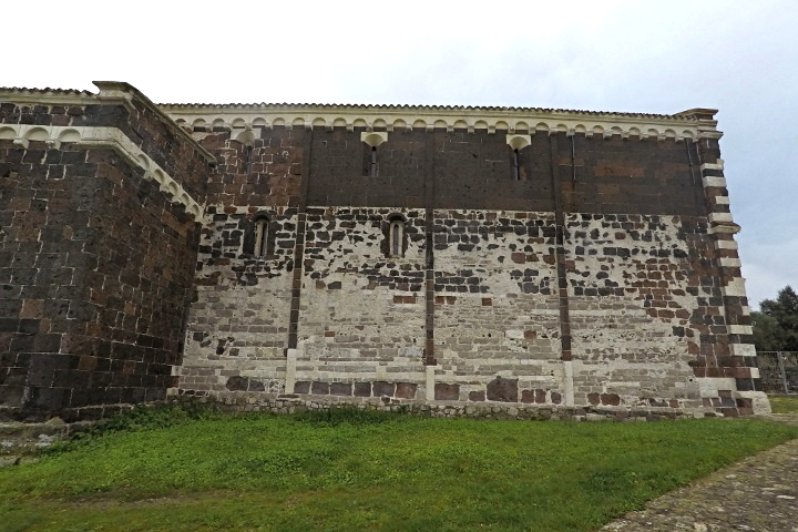 San Pietro del Crocefisso, side view