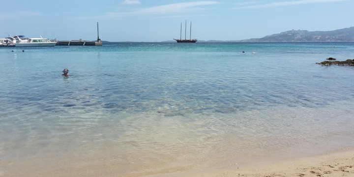 Il mare presso la cala