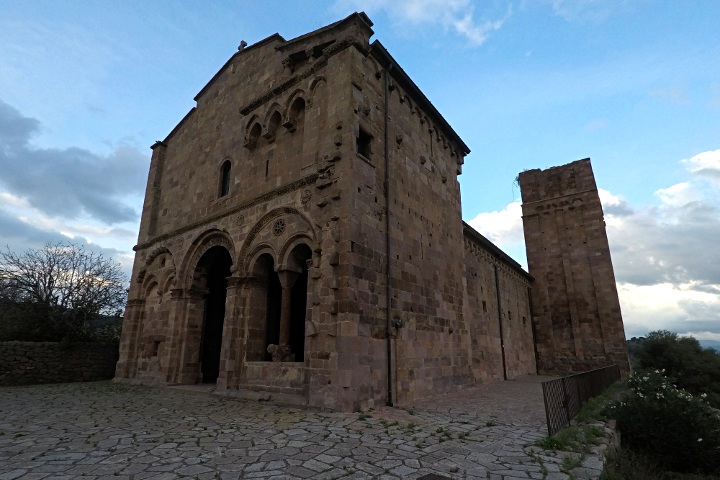 La facciata e la torre campanaria