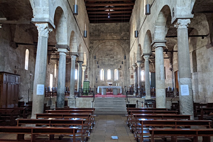 Altar and aisles of Santa Giusta