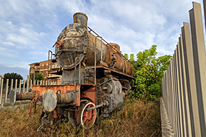 à côté du train