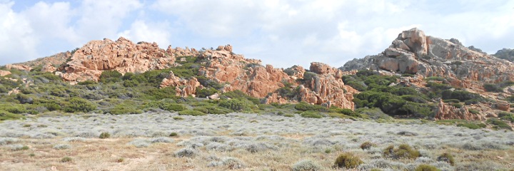 Le colline presso Cala Sarraina