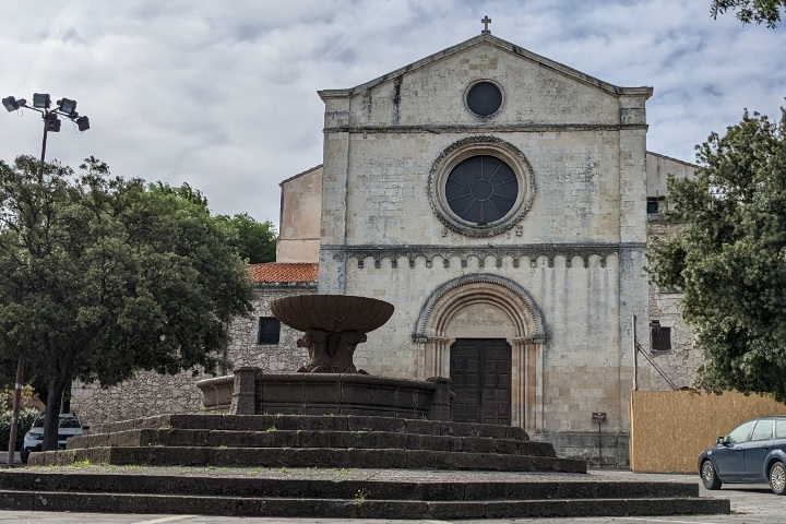 La chiesa e la fontana