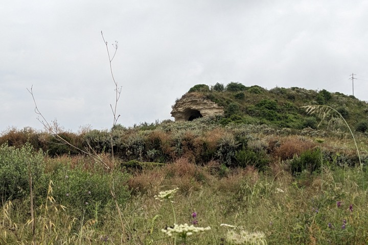 La grotta su una collina