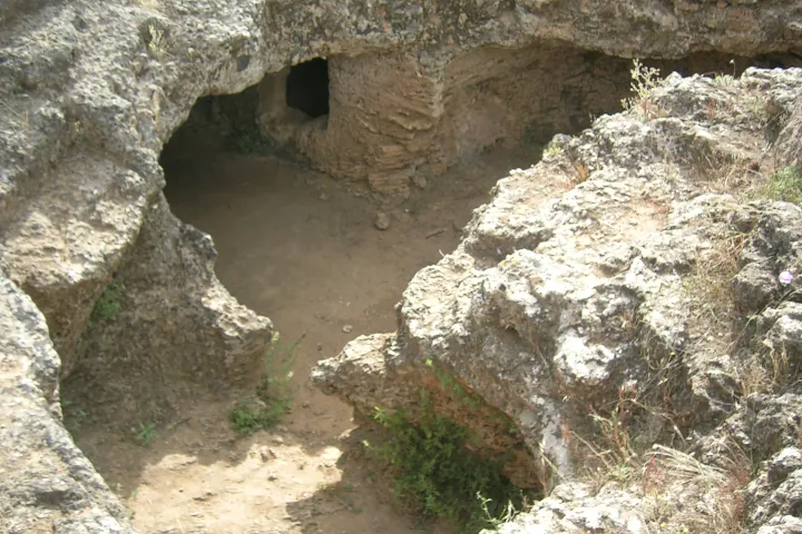 Tombes creusées dans la roche