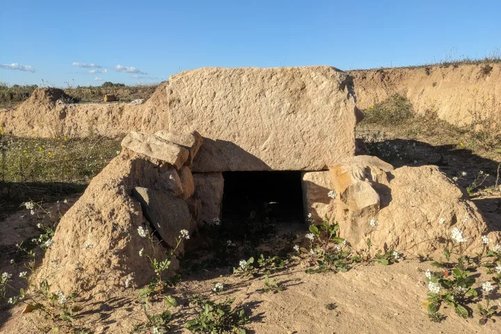 L'ingresso della tomba