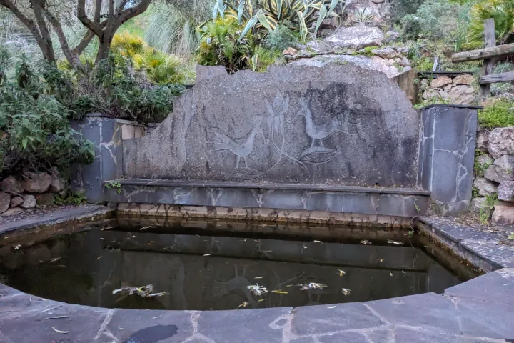 Acque e sculture di uccelli