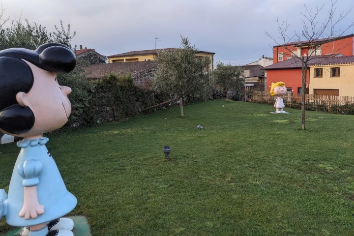 Des personnages de dessins animés dans le parc